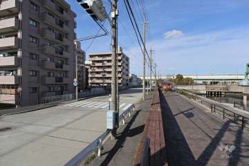 敷地東側には中川運河が通っています。昭和初期から約30年間、名古屋港から都心を結ぶ水上輸送路として名古屋の経済、産業の発展を支えてきました。