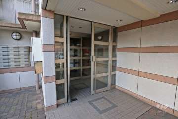 エントランスはタイル敷きです。