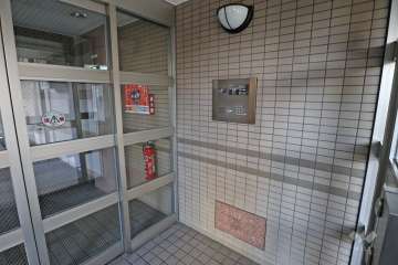 エントランスはオートロック付きです。