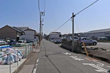 敷地南側の前面道路（西側から）