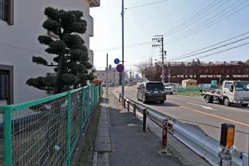敷地西側の前面道路（北側から）