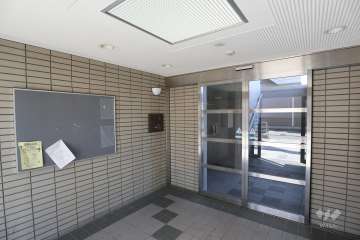 エントランスはオートロック付きです。