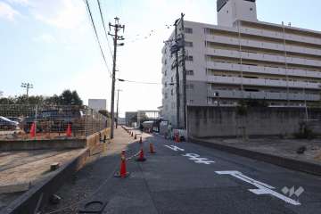 敷地東側の前面道路（北側から）