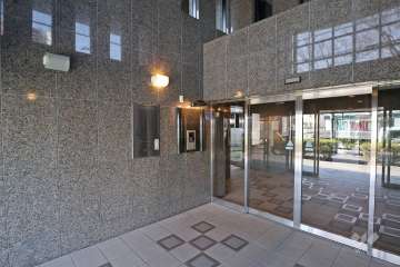 エントランスはオートロック付きです。