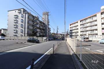 敷地北側の前面道路（東側から）