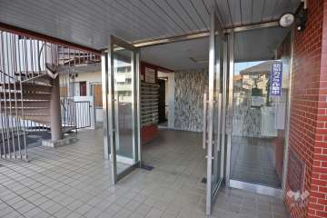 エントランス横に外階段があります。