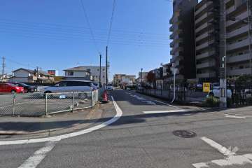 敷地北側の前面道路（西側から）