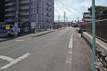 敷地西側の前面道路（北側から）