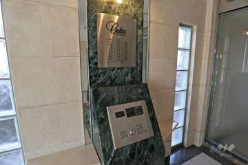 オートロックと案内板