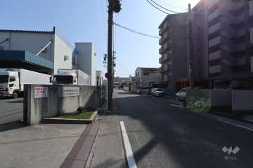 敷地北側の前面道路（西側から）