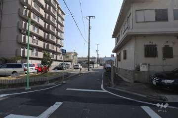 敷地南側の前面道路（西側から）