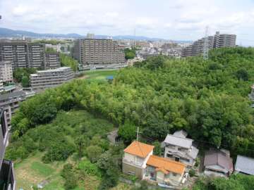 周辺は緑豊かな住宅地（右端のマンションがヴィルヌーブガーデンズ千里山西）