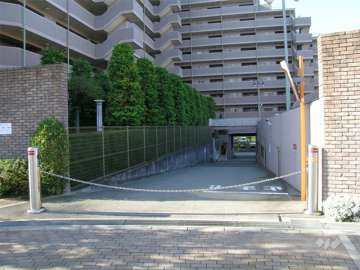駐車場入り口（ロボットゲート付き）