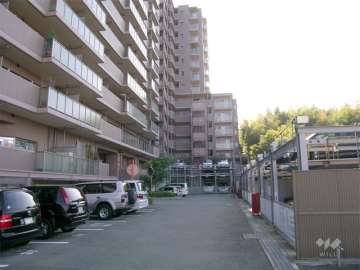 敷地の西部分にある敷地内駐車場（平面式と機械式とがあります。）