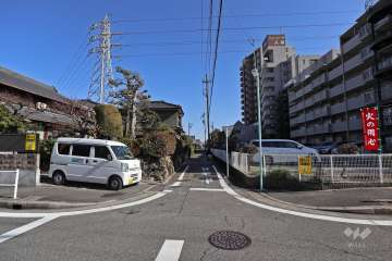 敷地北側の前面道路（西側から）