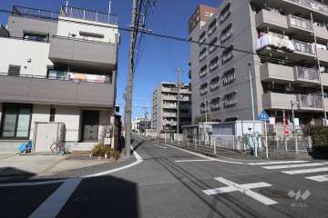 敷地西側の前面道路（南側から）