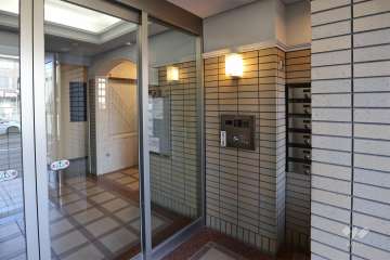 エントランスはオートロック付きです。