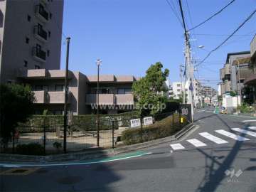 敷地は北東、南東の角地です。