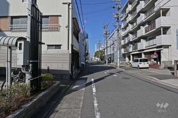 敷地南側の前面道路（東側から）