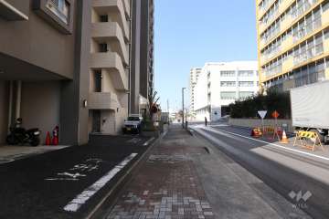 敷地北側の前面道路（東側から）