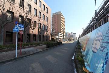 敷地北側の前面道路（西側から）