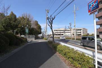 敷地北西側の前面道路（南東側から）
