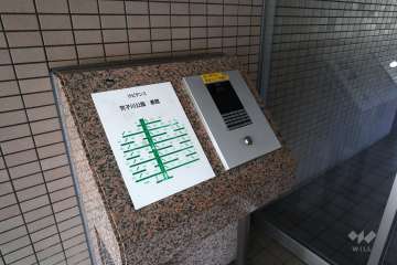 オートロックの操作盤、案内板