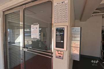 エントランスはオートロック付きです。