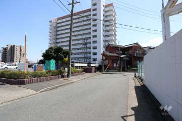 敷地西側の前面道路（北側から）