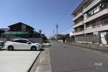 敷地南側の前面道路（東側から）