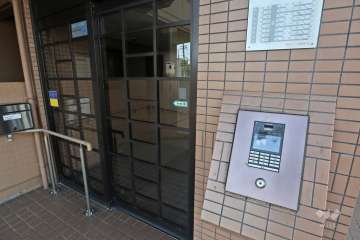 オートロックと案内板