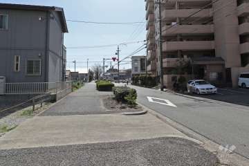 敷地東側の前面道路（北側から）