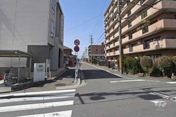 敷地南側の前面道路（東側から）
