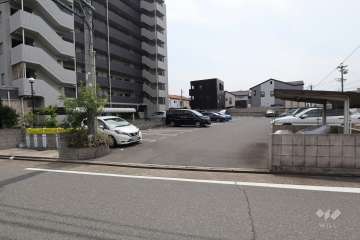 駐車場入り口。敷地内駐車場は屋外平面式です。