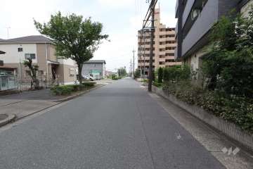 敷地東側の前面道路（北側から）