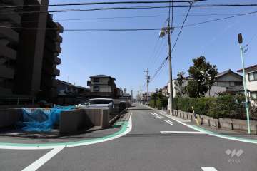 敷地北側の前面道路（東側から）
