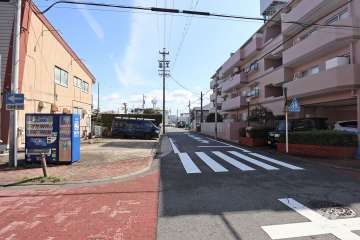 敷地北側の前面道路（西側から）