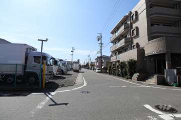 敷地東側の前面道路（北側から）