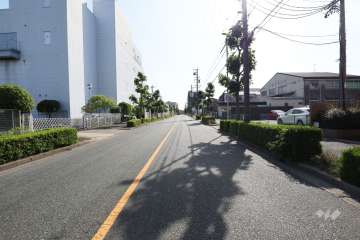 物件の南側前面道路（東側から）