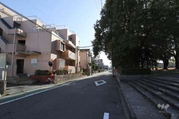 敷地北西側の前面道路（北東側から）