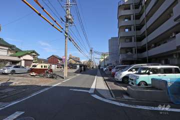 敷地北側の前面道路（西側から）
