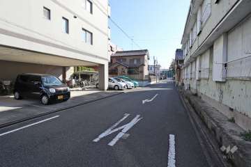 敷地西側の前面道路（北側から）