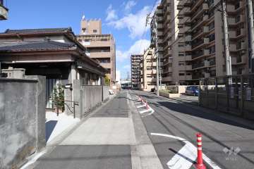 敷地西側の前面道路