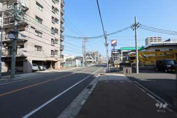 敷地東側の前面道路（南側から）