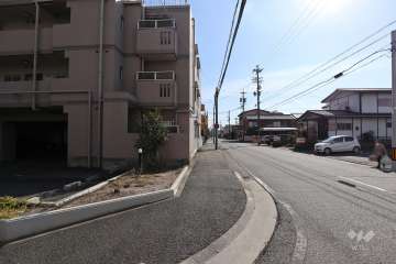 敷地西側の前面道路（北側から）