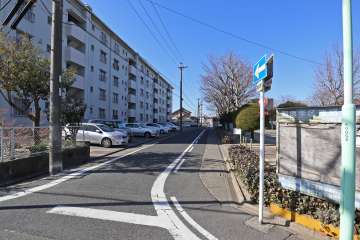 敷地北側の前面道路（東側から）