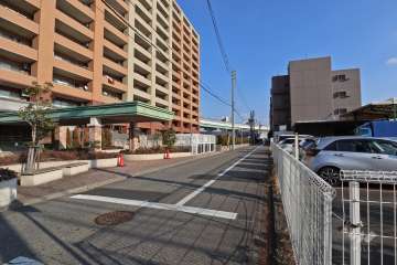 敷地南側の前面道路（西側から）