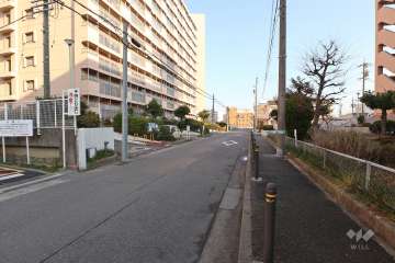 敷地南側の前面道路