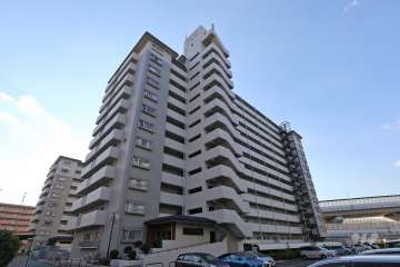 真栄マンション木場町A棟の外観（北東側から）