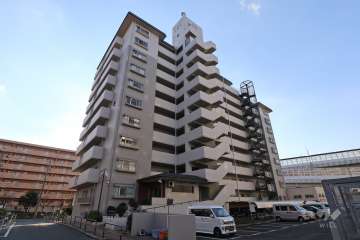 真栄マンション木場町B棟の外観（北東側から）